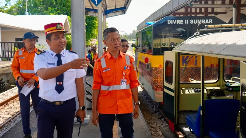 Kepala KAI Divre II Sumbar, Lutfi Wijaya bersama jajaran manajemen melakukan pemeriksaan prasarana perkeretaapian menggunakan lori dresin di jalur Stasiun Padang-Naras, Kamis (11/6/2026) siang, guna memastikan keselamatan operasional kereta api menjelang meningkatnya mobilitas masyarakat pada masa libur sekolah. (Dok. KAI)