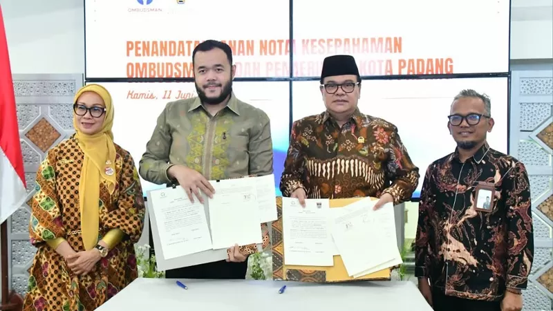 Wali Kota Padang, Fadly Amran, menandatangani nota kesepahaman dengan Pimpinan Ombudsman RI, Maneger Nasution, terkait sinergi peningkatan kualitas penyelenggaraan pelayanan publik di lingkungan Pemko Padang, Kamis (11/6/2026) siang. Kerja sama ini mencakup pencegahan maladministrasi, percepatan penyelesaian pengaduan masyarakat, pertukaran data dan informasi, serta monitoring dan evaluasi pelayanan publik. (Dok. Prokopim)