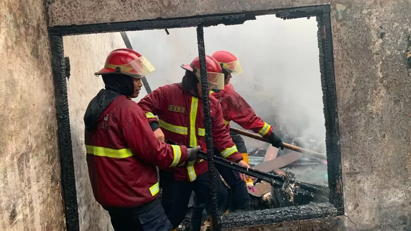 Petugas Dinas Pemadam Kebakaran (Damkar) Kota Padang melakukan proses pemadaman kebakaran yang menghanguskan dua rumah dan 32 rumah petak di kawasan Kampung Jao Dalam, Kecamatan Padang Barat, Jumat (12/6/2026) sore. Sebanyak 10 armada dan 100 personel diterjunkan untuk mencegah api meluas ke bangunan lain di sekitar lokasi. (Dok. Padang Fire Fighter)