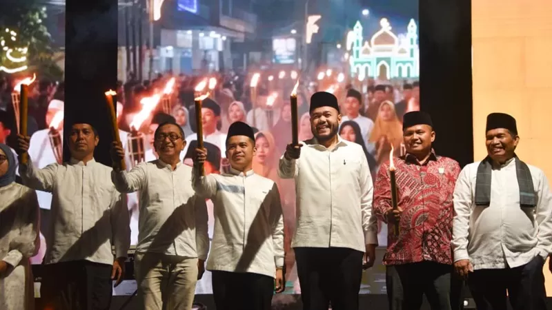 Wali Kota Padang, Fadly Amran menghadiri kegiatan Gema Hijrah Minangkabau di Lapangan sebelah Kantor Camat Pauh, Sabtu (13/6/2026) malam. Kegiatan tersebut dimeriahkan pawai budaya, tabligh akbar, serta penampilan Haddad Alwi dan Khairat KDI. (Dok. Prokopim)