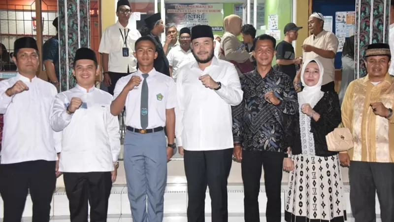 Wali Kota Padang, Fadly Amran bersama sejumlah pejabat dan keluarga mendampingi Fathir Verianico, siswa MAN 2 Padang yang mewakili Kota Padang dan Sumatera Barat (Sumbar) pada Seleksi Calon Paskibraka Tingkat Nasional di Jakarta Selatan. (Dok. Prokopim)