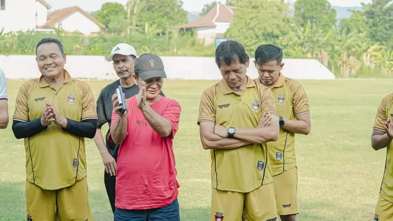 Pemain dan jajaran pelatih PSP Padang menjalani persiapan menjelang laga terakhir Grup S Liga 4 Nasional melawan Persma 1960 Manado di Stadion Mandala Krida, Yogyakarta, Senin (15/6/2026). Kemenangan menjadi target utama Pandeka Minang untuk memastikan langkah ke babak 16 besar. (Dok. MO PSP)