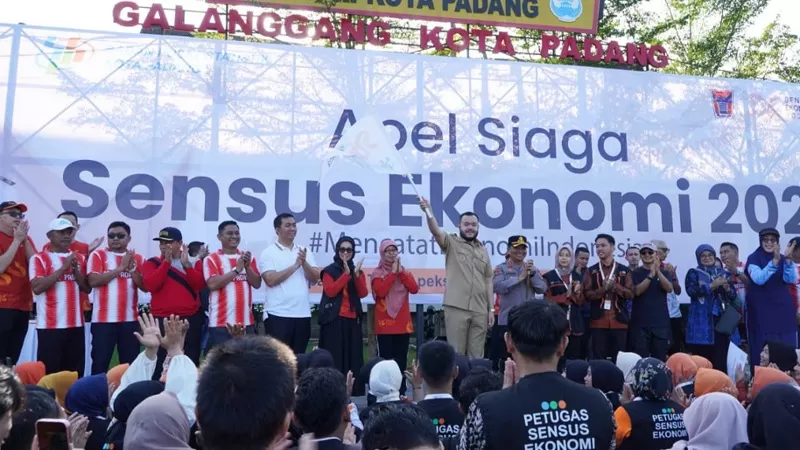 Wali Kota Padang, Fadly Amran memimpin Apel Siaga Sensus Ekonomi (SE) 2026 yang digelar BPS Kota Padang di Lapangan Upacara Balai Kota Padang, Aie Pacah, Rabu (17/6/2026). Sebanyak 608 petugas mitra sensus diterjunkan untuk mendata berbagai aktivitas ekonomi masyarakat hingga 31 Agustus 2026. (Dok. Prokopim)
