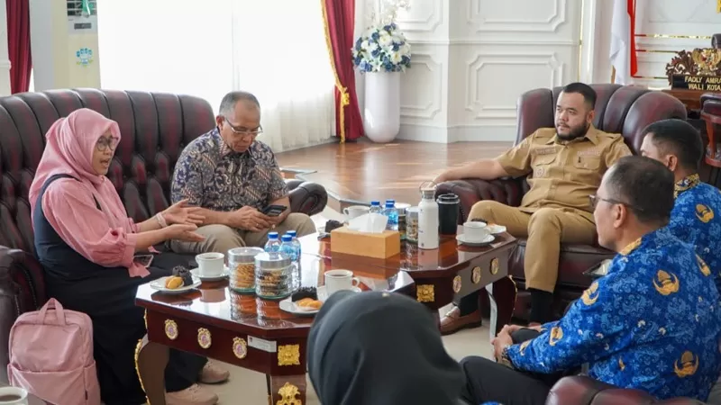 Wali Kota Padang, Fadly Amran menerima audiensi Tim Peneliti Sekolah Pasca Sarjana Universitas Andalas (Unand) di Balai Kota Padang, Aie Pacah, Rabu (17/6/2026) siang. Pertemuan tersebut membahas hasil riset kesiapsiagaan masyarakat menghadapi ancaman gempa megathrust Mentawai dan tsunami. (Dok. Prokopim)