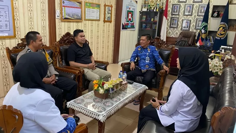 Kepala Rutan Kelas IIB Padang Panjang, Novri Abbas menerima kunjungan koordinasi Lurah Tanah Pak Lambik Romi Saputra bersama Kepala Puskesmas Koto Katiak, Bhabinkamtibmas, dan tenaga kesehatan guna memperkuat sinergi pelaksanaan Program Kelurahan Binaan yang mencakup bidang kesehatan, sosial, serta keamanan dan ketertiban lingkungan. (Dok. Rupajang)