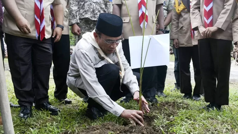 Wakil Wali Kota (Wawako) Padang, Maigus Nasir bersama siswa MAN 1 Padang dan sejumlah pejabat mengikuti kegiatan Kemah Bakti Penanaman 1.000 Pohon di Bumi Perkemahan ABG, Lubuk Minturun, Kamis (18/6/2026). (Dok. Diskominfo)