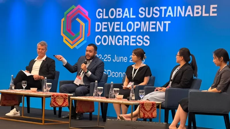 Wali Kota Padang, Fadly Amran menyampaikan paparan mengenai strategi penanganan bencana hidrometeorologi Kota Padang saat menjadi keynote speaker dalam Global Sustainable Development Congress (GSDC) 2026 di ICE BSD Tangerang, Rabu (24/6/2026). (Dok. Prokopim)