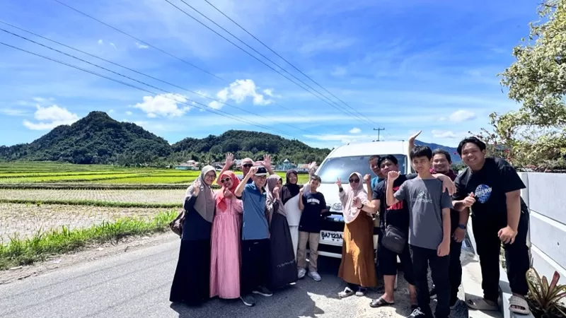 Kendaraan rental dan bus pariwisata mengalami peningkatan permintaan selama musim liburan sekolah pertengahan tahun di Sumatera Barat. (Dok. Amai Trans)