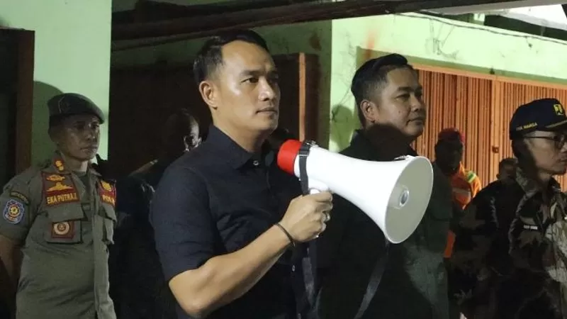 Kasatpol PP Kota Padang Chandra Eka Putra (memegang pengeras suara) didampingi Kepala Dinas Perdagangan Kota Padang Fizlan Setiawan saat memimpin koordinasi lapangan dalam kegiatan revitalisasi area basement Pasar Raya Padang Blok II dan III. Kegiatan tersebut menjadi langkah awal penataan kawasan pasar yang melibatkan Satpol PP, Dishub, DLH, PUPR, dan Damkar. (Dok. Humas)