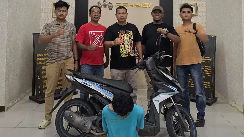 Tersangka pencurian kendaraan bermotor (curanmor), AR (29), diamankan Satreskrim Polres Agam setelah ditangkap di Pasar Kinali, Kabupaten Pasaman Barat, Kamis (25/6/2026) dini hari. (Dok. Polres Agam)