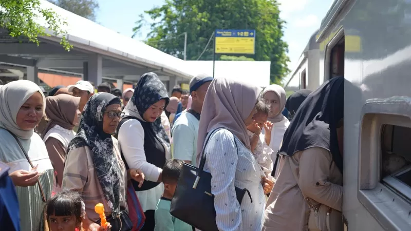 Suasana penumpang KA Pariaman Ekspres yang mengalami lonjakan signifikan pada momentum Hari Asyura 1448 Hijriah dan rangkaian Festival Tabuik di Kota Pariaman. (Dok. KAI Divre II Sumbar)