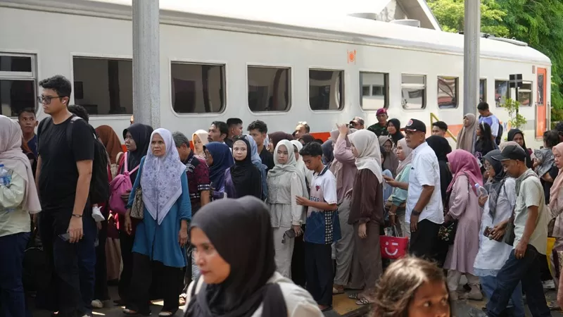 Suasana penumpang Kereta Api Pariaman Ekspres yang ramai pada puncak Festival Tabuik di Kota Pariaman, Minggu (28/6/2026). KAI Divre II Sumbar mencatat sebanyak 6.712 pelanggan menggunakan layanan tersebut atau mencapai 158 persen dari kapasitas tempat duduk yang tersedia. (Dok. KAI)