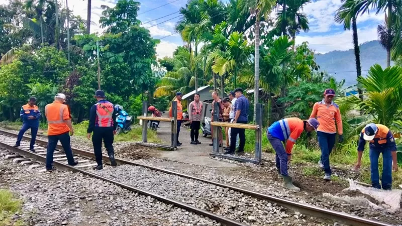 Petugas KAI Divre II Sumatera Barat bersama pemerintah daerah, aparat keamanan, dan sejumlah pemangku kepentingan melakukan penutupan perlintasan sebidang liar di Kota Padang dan Kabupaten Padang Pariaman, Selasa (30/6/2026), sehingga seluruh target penutupan 35 perlintasan liar di wilayah operasional KAI Divre II Sumbar resmi tuntas. (Dok. KAI)