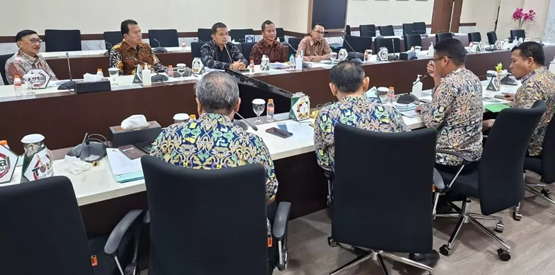 Pemerintah Kabupaten Pesisir Selatan melakukan audiensi dengan jajaran Direktorat Jenderal Sumber Daya Air Kementerian Pekerjaan Umum dan Perumahan Rakyat (PUPR) di Jakarta. Dalam pertemuan itu, Bupati Pesisir Selatan Hendrajoni didampingi Sekretaris Daerah Zainal Arifin serta Kepala Dinas Pekerjaan Umum dan Penataan Ruang Jaferi, Kamis (4/6/2026). (Foto: Pemkab Pessel)