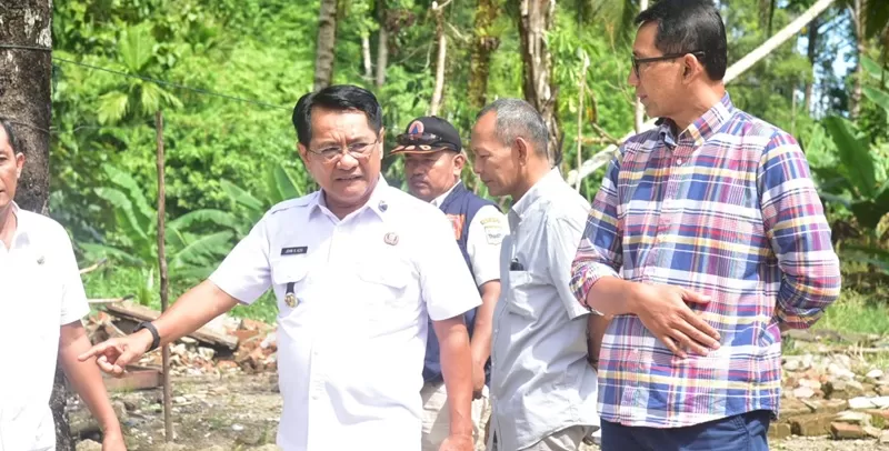 Ketua Yayasan Media Group, Ali Sadikin, bersama rombongan melakukan kunjungan langsung ke SDN 05 Batang Anai pada Rabu (3/6/2026). (Foto: Pemkab Padang Pariaman)