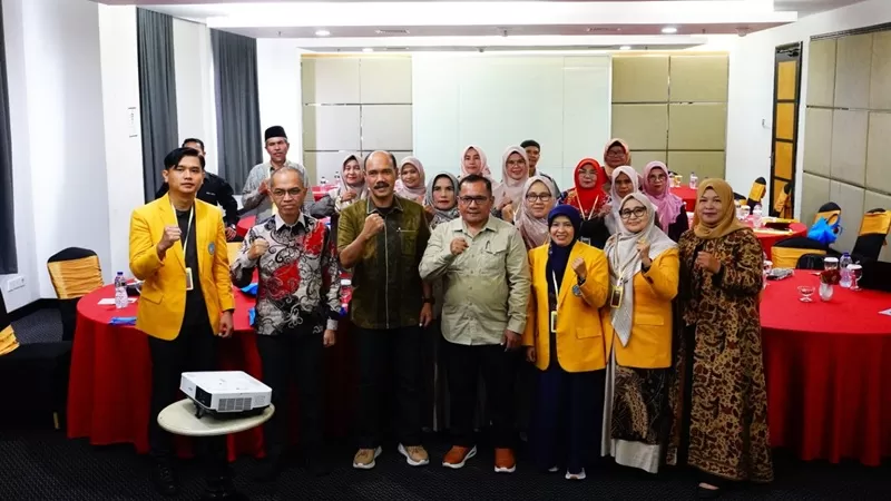 sisten III Sekretariat Daerah Kabupaten Agam, Syatria, S.Sos, M.Si saat menjadi narasumber dalam Focus Group Discussion (FGD) dan diseminasi hasil pengabdian kepada masyarakat Program Equity-The Impact Ranking 2025 sampai 2026 Universitas Negeri Padang (UNP). (Foto: Pemkab Agam)