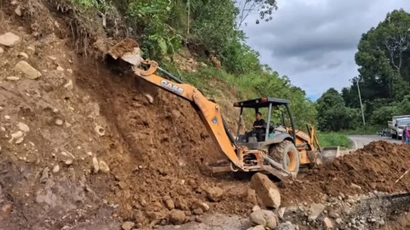 Akses Jalan Labuah Sampik-Kayu Pasak pada ruas Palembayan–Padang Koto Gadang KM 135+100 (P.088) yang sebelumnya terputus akibat bencana longsor kini kembali dapat dilalui masyarakat.  (Foto: Pemkab Agam)