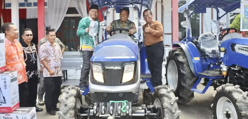 Bantuan diserahkan oleh perwakilan Balai Mekanisasi Sarana dan Prasarana Pertanian bersama Dinas Perkebunan, Tanaman Pangan, dan Hortikultura Provinsi Sumatera Barat kepada Pemerintah Kabupaten Kepulauan Mentawai. (Foto: Pemkab Mentawai)