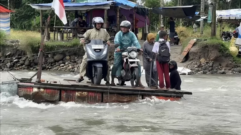 Pemerintah daerah pun memastikan akan segera mengambil langkah untuk menghentikan penggunaan rakit tersebut setelah proses normalisasi kawasan terdampak selesai dilakukan. Sebagai gantinya, akses darurat akan disiapkan guna menjamin mobilitas masyarakat tetap berjalan tanpa harus mempertaruhkan keselamatan saat menyeberangi sungai. (Foto: Pemkab Padang Pariaman)