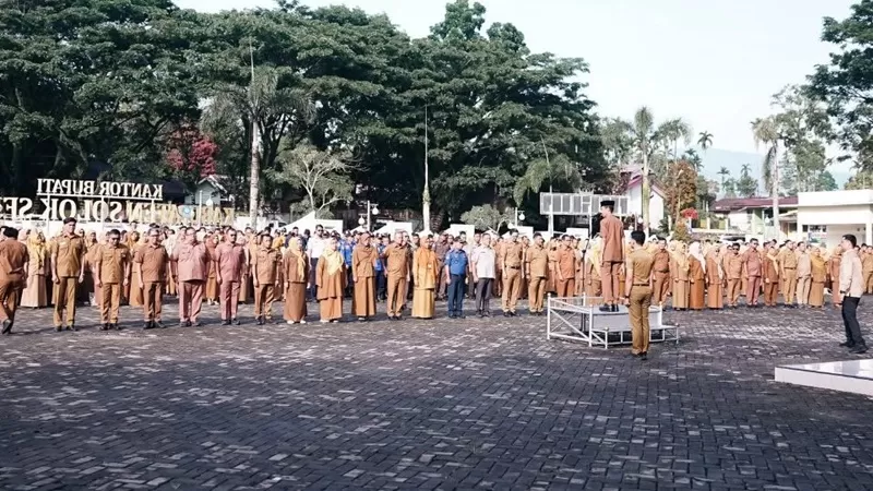 Wakil Bupati Solok Selatan, H. Yulian Efi, saat memimpin apel gabungan Pemerintah Kabupaten Solok Selatan pada Senin (15/6/2026) pagi. (Foto: Pemkab Solsel)