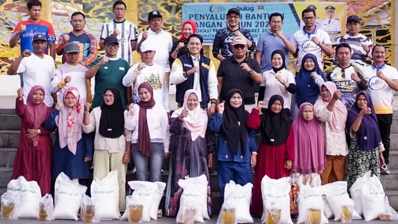 Penyerahan bantuan dilakukan dalam kegiatan Car Free Day (CFD) di RTH Padang Aro, Minggu (28/6/2026). (Foto: Pemkab Solsel)