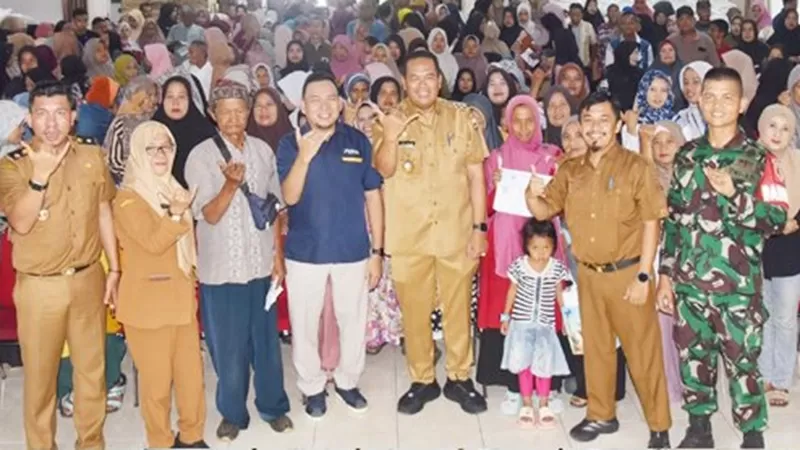 Penyaluran bantuan secara simbolis dilakukan oleh Wali Kota Pariaman Yota Balad kepada KPM dari Kecamatan Pariaman Timur di Balairung Rumah Dinas Wali Kota Pariaman, Selasa (23/6/2026). (Foto: Pemko Pariaman)