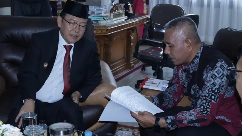 Penyerahan proposal permohonan bantuan keuangan oleh Bupati Lima Puluh Kota, Safni Sikumbang, kepada Wali Kota Payakumbuh, Zulmaeta, di ruang kerja Wali Kota Payakumbuh pada Kamis (11/06/2026). (Foto: Pemko Payakumbuh)