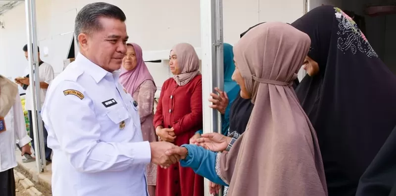 Sebanyak 33 kepala keluarga (KK) yang masih menempati Hunian Sementara (Huntara) di Nagari Balingka, Kecamatan IV Koto, menerima bantuan untuk membantu memenuhi kebutuhan sehari-hari di tengah proses pemulihan pascabencana. (Foto: Pemkab Agam)