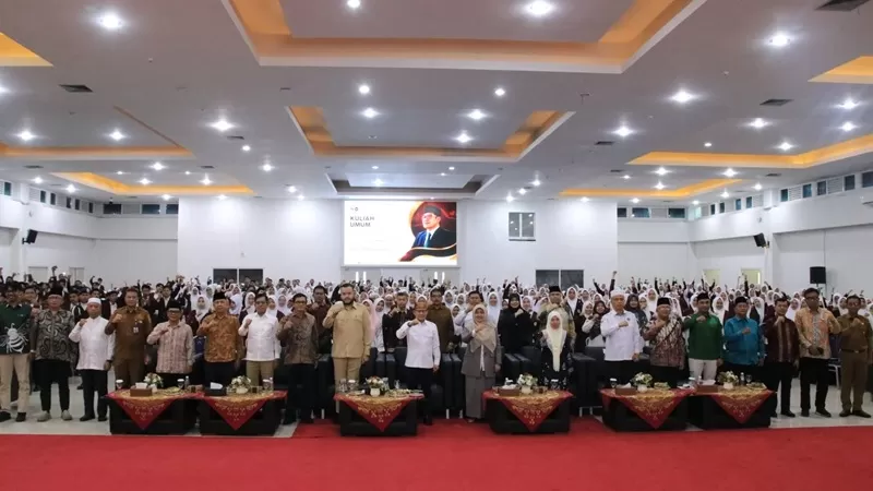Pelepasan ribuan mahasiswa menjadi momen bersejarah bagi kampus karena untuk pertama kalinya dihadiri langsung oleh Menteri Koordinator Pemberdayaan Masyarakat Republik Indonesia, Abdul Muhaimin Iskandar atau yang akrab disapa Cak Imin, Senin (15/6/2026).