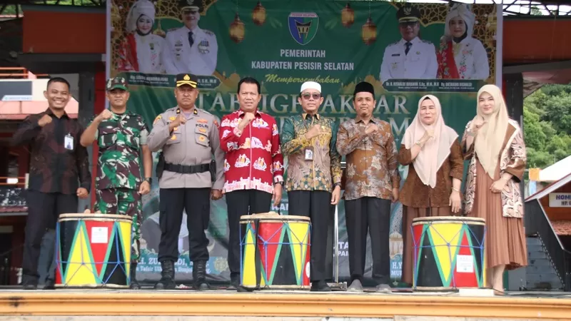 Lantunan ayat suci Al-Qur'an menggema di kawasan wisata Pantai Carocok Painan saat Pemerintah Kabupaten Pesisir Selatan secara resmi membuka Festival Muharram 1448 Hijriah/2026 Masehi, Kamis (18/6/2026). (Foto: Pemkab Pessel)
