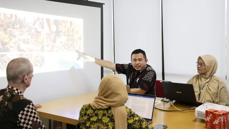Penyusunan roadmap tersebut dilakukan melalui kolaborasi antara Dinas Pariwisata Kota Padang dan Lembaga Penelitian dan Pengabdian kepada Masyarakat (LPPM) Universitas Negeri Padang (UNP). Pertemuan koordinasi berlangsung di Ruang Kepala LPPM UNP pada Jumat (12/6/2026). (Foto: UNP)
