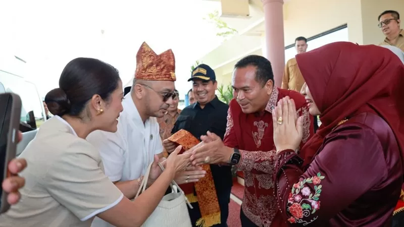 Giring Ganesha bersama istri dan rombongan tiba di Bandara Internasional Minangkabau (BIM), Padang Pariaman, Minggu (28/6/2026). (Foto: Pemko Pariaman)