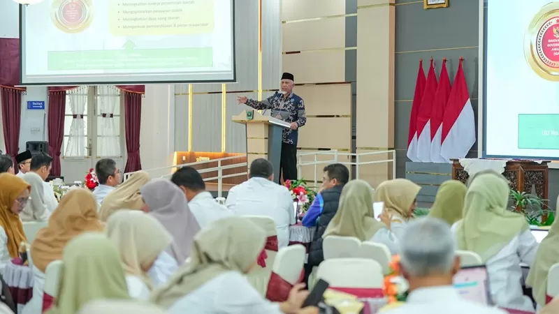 Gubernur Sumatera Barat, Mahyeldi Ansharullah saat membuka Sosialisasi dan Bimbingan Teknis (Bimtek) Penginputan Data Pengukuran Indeks Inovasi Daerah (IID) bagi perwakilan Organisasi Perangkat Daerah (OPD) Provinsi Sumbar dan kabupaten/kota se-Sumbar di Auditorium Gubernuran Sumbar, Rabu (10/6/2026). (Foto: Pemprov Sumbar)