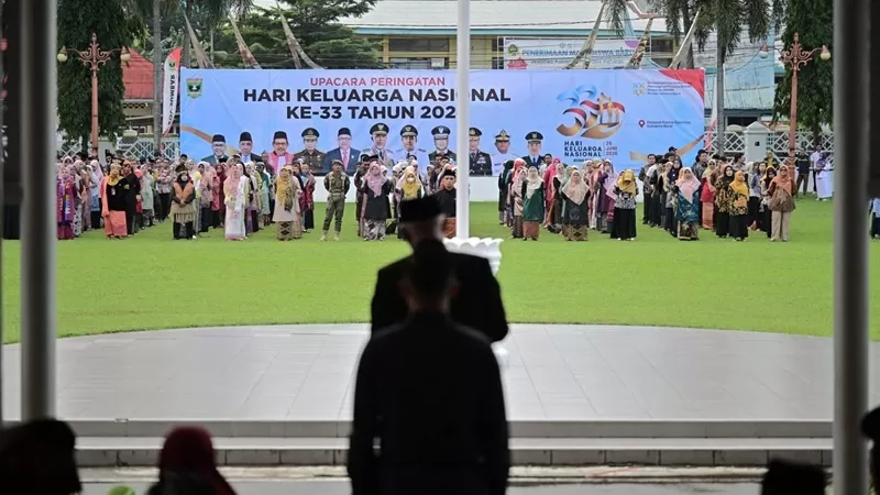 Mahyeldi ketika memimpin Upacara Peringatan Hari Keluarga Nasional (Harganas) ke-33 Tahun 2026 yang digelar di Lapangan Kantor Gubernur Sumatera Barat, Senin (29/6/2026). (Foto: Pemprov Sumbar)