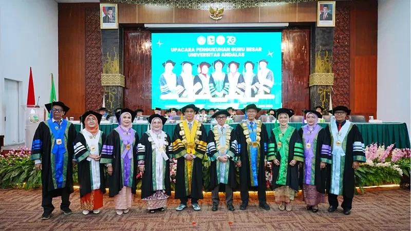 Universitas Andalas (UNAND) kembali memperkuat kapasitas akademiknya dengan mengukuhkan tujuh Guru Besar baru dalam sebuah prosesi yang berlangsung di Gedung Convention Hall Kampus Limau Manis, Sabtu (27/6/2026).  (Foto: Unand)
