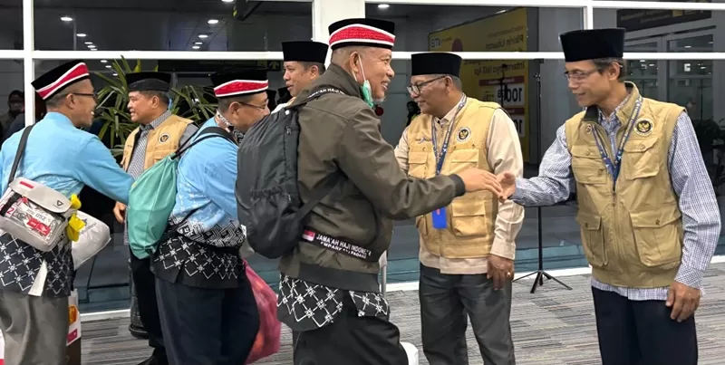 Suasana haru menyelimuti Bandara Internasional Minangkabau (BIM) pada Rabu (10/6/2026) dini hari saat ratusan jemaah haji Kelompok Terbang (Kloter) 06 Debarkasi Padang kembali menginjakkan kaki di Tanah Air usai menunaikan ibadah haji di Tanah Suci. (Foto: Kemenhaj Sumbar)