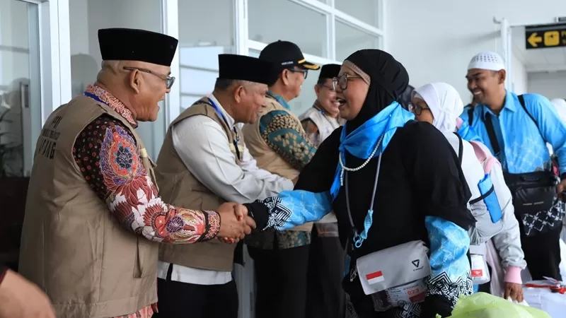  Sebanyak 193 jamaah haji asal Kabupaten Pasaman Barat yang tergabung dalam Kloter 10 Debarkasi Padang tiba di Bandara Internasional Minangkabau (BIM), Minggu (14/6/2026) sekitar pukul 13.00 WIB. (Foto: Pemkab Pasbar)