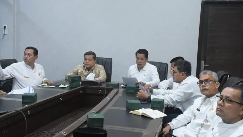 Bupati Agam, Ir H Benni Warlis MM Dt Tan Batuah, didampingi Sekretaris Daerah Kabupaten Agam, Muhammad Lutfi AR SH MSi, dalam Rapat Koordinasi (Rakor) Kesiapan Lahan Hunian Tetap yang dilaksanakan secara daring dari Aula Kantor Bupati Agam, Padang Baru, Lubuk Basung, Jumat (19/6/2026). (Foto: Pemkab Agam)