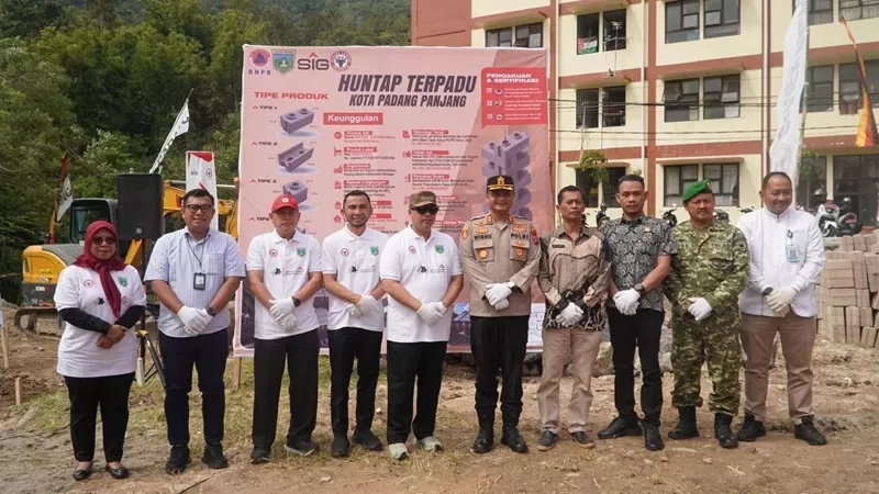 Peletakan batu pertama di kawasan depan Rusunawa Kelurahan Tanah Hitam, Jumat (12/6/2026). (Foto: Pemko Padang Panjang)