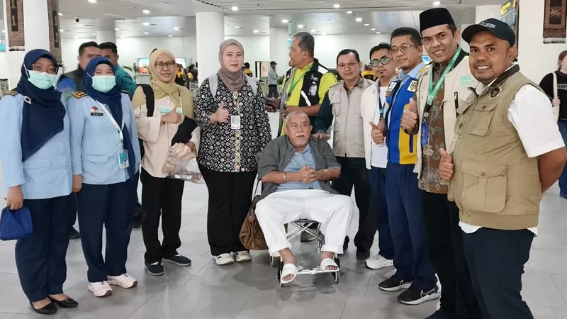 Dua jemaah haji Debarkasi Padang akhirnya tiba di Ranah Minang dan berkumpul kembali dengan keluarga tercinta. (Foto: Kemenhaj Sumbar)