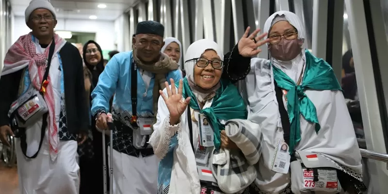 Operasional pemulangan jemaah haji tahun 1447 Hijriah/2026 Masehi melalui Debarkasi Padang resmi dimulai. Sebanyak 390 jemaah yang tergabung dalam Kelompok Terbang (Kloter) 1 tiba dengan selamat di Bandara Internasional Minangkabau (BIM), Rabu (3/6/2026) malam. (Foto: Kemenhaj Sumbar)