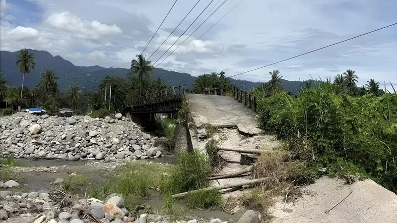 Jembatan Anduriang putus di aliran Sungai Batang Anai di Nagari Anduriang, Kecamatan 2x11 Kayu Tanam, Kabupaten Padang Pariaman. (Foto: Pemkab Padang Pariaman)
