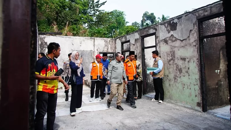  Pemerintah Kabupaten Tanah Datar bersama Badan Amil Zakat Nasional (Baznas) Kabupaten Tanah Datar menyalurkan bantuan kepada keluarga Syafrida, korban kebakaran yang terjadi di Jorong Nusa Indah, Nagari Lubuk Jantan, Kecamatan Lintau Buo Utara. Bantuan tersebut diserahkan langsung oleh Bupati Tanah Datar, Eka Putra, pada Sabtu (13/6/2026). (Foto: Pemkab Tanah Datar)