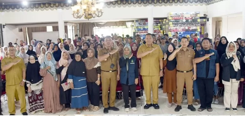 Penyerahan bantuan secara simbolis dilakukan oleh Wali Kota Pariaman Yota Balad kepada Keluarga Penerima Manfaat (KPM) yang masuk kategori Pemerlu Pelayanan Kesejahteraan Sosial (PPKS) dari keluarga kurang mampu. (Foto: Pemko Pariaman)