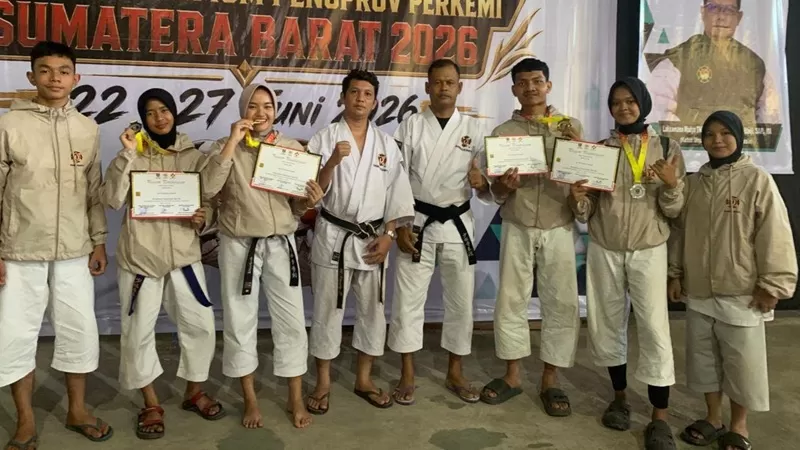 Kontingen Shorinji Kempo Kabupaten Pasaman Barat menorehkan capaian membanggakan pada Kejuaraan Nasional Wilayah (Kejurnaswil) Piala Ketua Umum Perkemi Sumatera Barat 2026.  (Foto: Pemkab Pasbar)