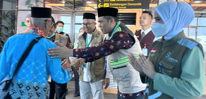  Kelancaran proses pemulangan jemaah haji melalui Debarkasi Padang kembali menjadi perhatian setelah kedatangan Kloter 3 asal Provinsi Bengkulu di Bandara Internasional Minangkabau (BIM), Sabtu (6/6/2026). (Foto: Kemenhaj Sumbar)