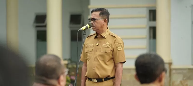  Bupati Solok Selatan H. Khairunas saat memimpin Apel Gabungan ASN di Halaman Kantor Bupati Solok Selatan, Senin (8/6/2026). (Foto: Pemkab Solsel)