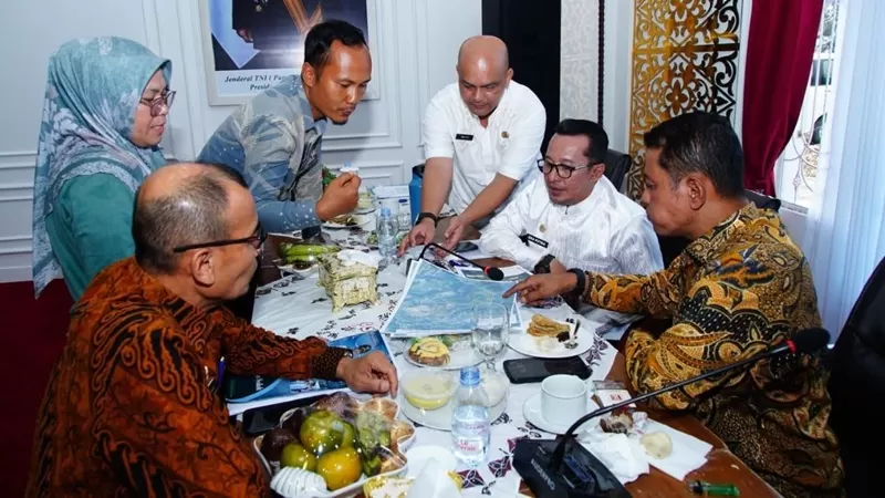 Pertemuan berlangsung di Guest House Arosuka pada Jumat (12/6/2026) dan dihadiri langsung oleh Bupati Tanah Datar Eka Putra bersama Bupati Solok Jon Firman Pandu beserta jajaran masing-masing. (Foto: Pemkab Tanah Datar)