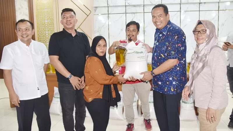 Penyaluran bantuan dilaksanakan pada Jumat (26/6/2026) di Balairung Rumah Dinas Wali Kota Pariaman. (Foto: Pemko Pariaman)