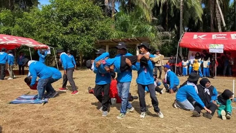 Acara pengukuhan pengurus KSB oleh Bupati Pasaman Barat Yulianto di halaman SDN 08 Sasak Ranah Pasisie, Senin (29/6/2026). (Foto: Pemkab Pasbar)